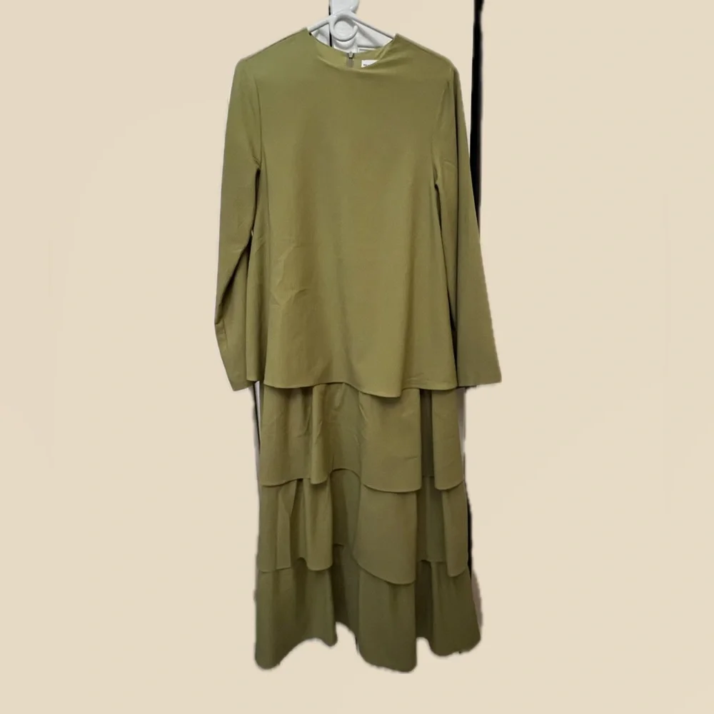 Veiled Collection raneem tiered ruffle maxi dress in cypress green - Picture 2 of 9